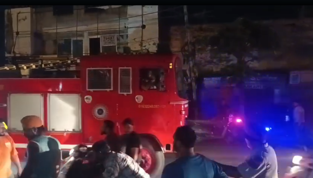 Firozpur Amul Shop Fire: फिरोजपुर के मखू गेट के पास अमूल की दुकान में देर रात भीषण आग लग गई। फ्रिज समेत लाखों रुपये का सामान जलकर राख हो गया। फायर ब्रिगेड ने आग पर काबू पाया।