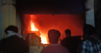 Firozpur Amul Shop Fire: फिरोजपुर के मखू गेट के पास अमूल की दुकान में देर रात भीषण आग लग गई। फ्रिज समेत लाखों रुपये का सामान जलकर राख हो गया। फायर ब्रिगेड ने आग पर काबू पाया।