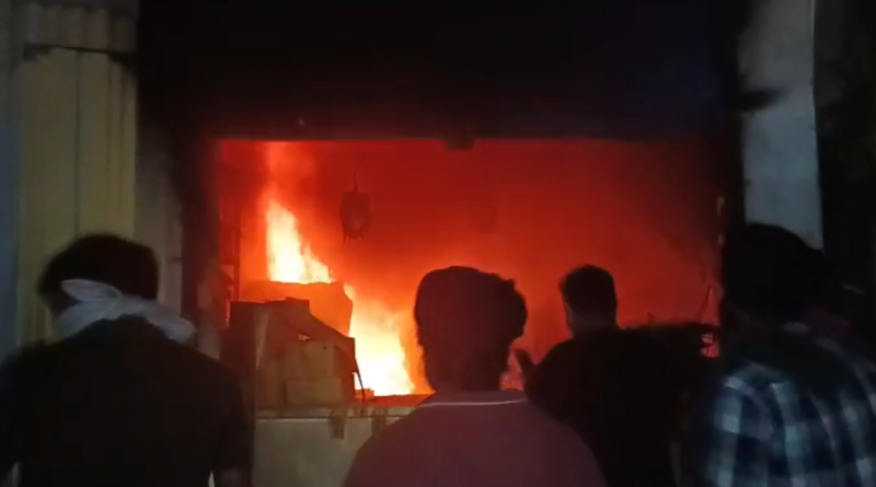 Firozpur Amul Shop Fire: फिरोजपुर के मखू गेट के पास अमूल की दुकान में देर रात भीषण आग लग गई। फ्रिज समेत लाखों रुपये का सामान जलकर राख हो गया। फायर ब्रिगेड ने आग पर काबू पाया।