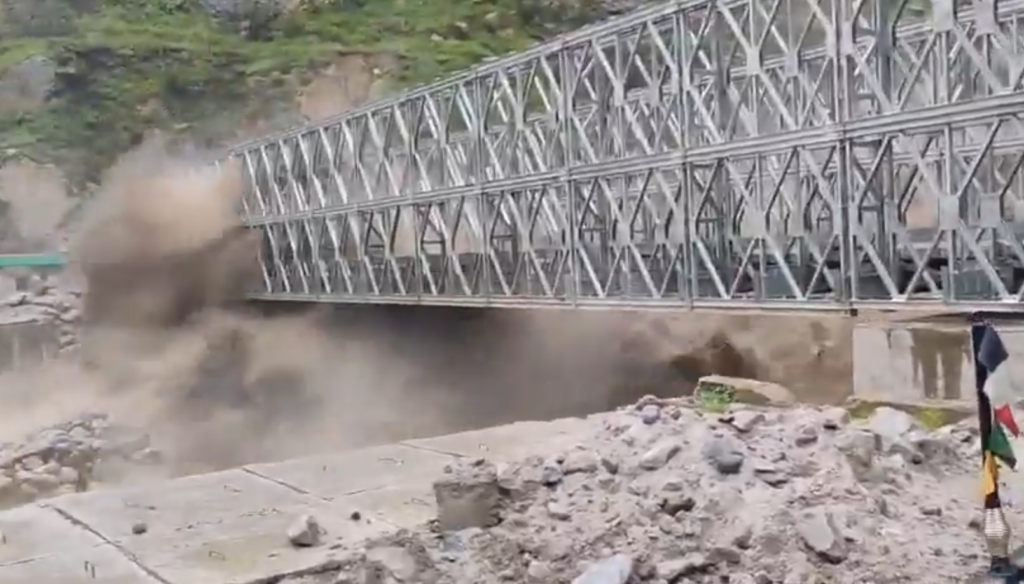 Uttarakhand Bailey Bridge Collapse: चमोली की नीती घाटी में अतिवृष्टि के बाद तमक नाले में आई बाढ़ से बेली ब्रिज बह गया। BRO का वाहन और चालक भी लापता है।