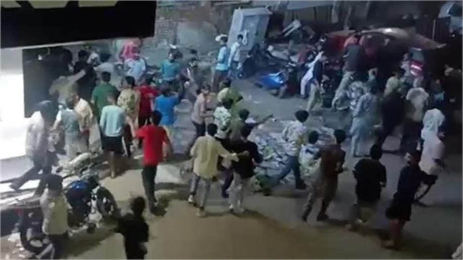 Kanpur News: बेटे के जन्मदिन पर दुकानदार ने 16 मिनट के लिए 16 रुपए में कपड़े बेचने का ऑफर दिया। देखते ही देखते 4000 लोगों की भीड़ जुटी और अफरा-तफरी मच गई।