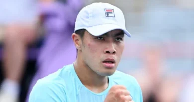 Cincinnati Open: ब्रैंडन नाकाशिमा ने तीन मैच प्वाइंट बचाकर पूर्व चैंपियन दानिल मेदवेदेव को 6-7, 7-6, 6-1 से हराया और चौथे दौर में जगह बनाई।