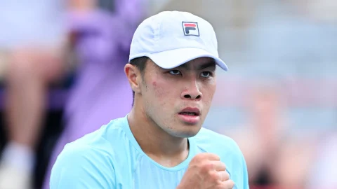Cincinnati Open: ब्रैंडन नाकाशिमा ने तीन मैच प्वाइंट बचाकर पूर्व चैंपियन दानिल मेदवेदेव को 6-7, 7-6, 6-1 से हराया और चौथे दौर में जगह बनाई।