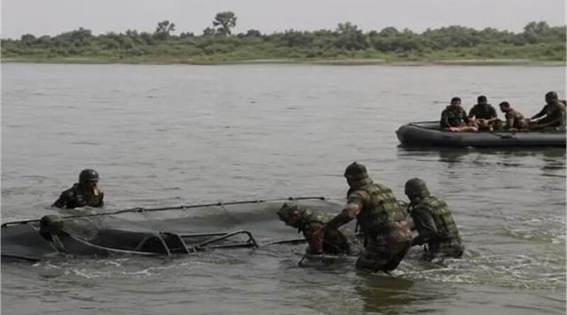 यमुना में नाव पलटी के बाद सेना के दो जवान लापता हैं। हथिनीकुंड बैराज के पास तेज बहाव में नाव पलटने के बाद सेना, वायुसेना और पुलिस की संयुक्त टीम रेस्क्यू ऑपरेशन चला रही है।