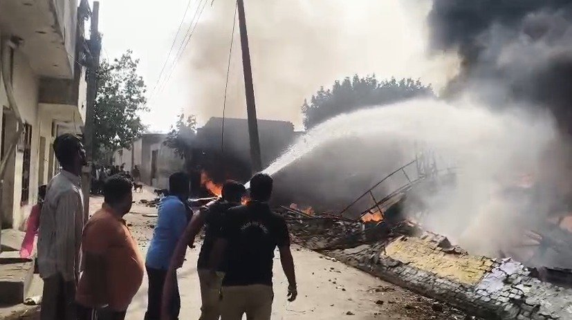 Modi Farm Factory Fire Jalandhar: बस्ती बावा खेल में मोदी फार्म फैक्ट्री में भीषण आग लगने से अफरा-तफरी मच गई। आग में एक व्यक्ति घायल हुआ, फायर ब्रिगेड ने 95% आग पर काबू पाया।