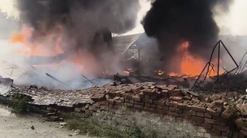 Modi Farm Factory Fire Jalandhar: बस्ती बावा खेल में मोदी फार्म फैक्ट्री में भीषण आग लगने से अफरा-तफरी मच गई। आग में एक व्यक्ति घायल हुआ, फायर ब्रिगेड ने 95% आग पर काबू पाया।