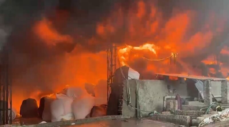 Modi Farm Factory Fire Jalandhar: बस्ती बावा खेल में मोदी फार्म फैक्ट्री में भीषण आग लगने से अफरा-तफरी मच गई। आग में एक व्यक्ति घायल हुआ, फायर ब्रिगेड ने 95% आग पर काबू पाया।