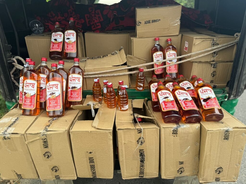 जालंधर शराब बरामद: जालंधर-कपूरथला रोड पर Excise और Police टीम ने ऑटो से 794 बोतलें शराब बरामद कीं। कार्रवाई में 2 आरोपियों को गिरफ्तार किया गया।