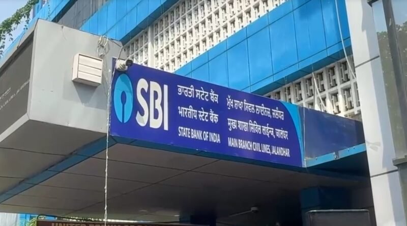 जालंधर बैंक कर्मचारियों की हड़ताल के दौरान कर्मचारियों ने लंबित मांगों को लेकर प्रदर्शन किया। 5 दिवसीय बैंकिंग सप्ताह समेत कई मांगों को लेकर केंद्र का विरोध।