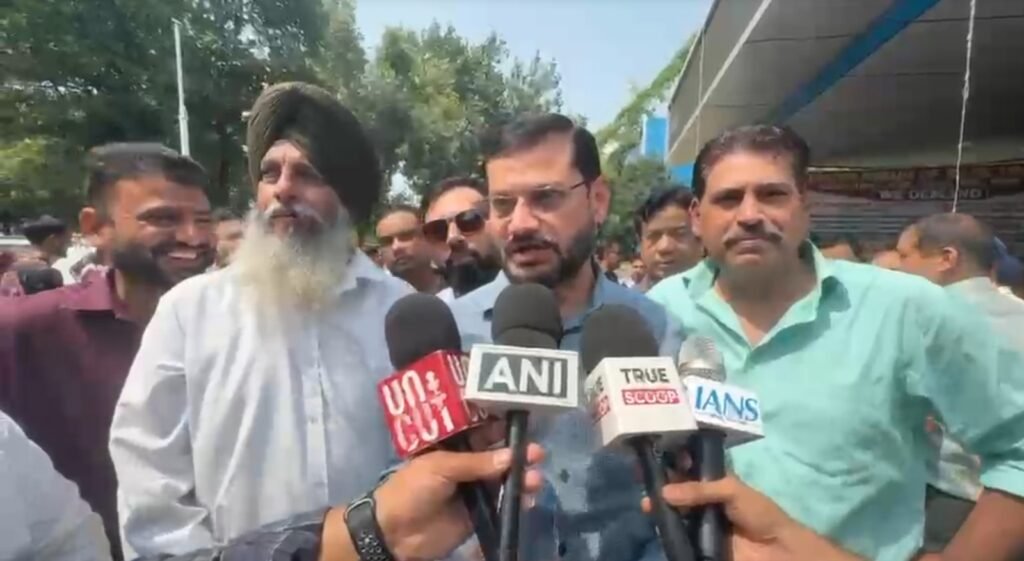 जालंधर बैंक कर्मचारियों की हड़ताल के दौरान कर्मचारियों ने लंबित मांगों को लेकर प्रदर्शन किया। 5 दिवसीय बैंकिंग सप्ताह समेत कई मांगों को लेकर केंद्र का विरोध।