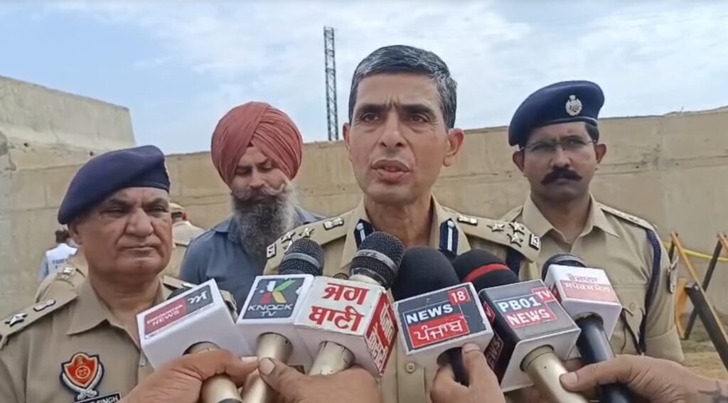 जालंधर पुलिस एनकाउंटर में Showroom पर फायरिंग की कथित साजिश का खुलासा हुआ। हथियार बरामदगी के दौरान आरोपी ने पुलिस पर फायरिंग की, जवाबी कार्रवाई में घायल हुआ।