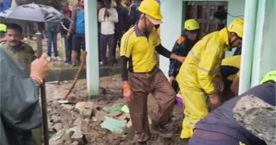 Almora House Collapse: अल्मोड़ा के सोमेश्वर में भारी बारिश के बीच मकान ढहने से एक ही परिवार के 3 लोगों की मौत हो गई। SDRF और प्रशासन की टीमों ने राहत-बचाव अभियान चलाया।
