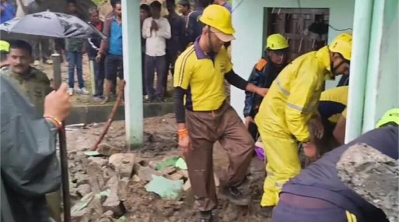 Almora House Collapse: अल्मोड़ा के सोमेश्वर में भारी बारिश के बीच मकान ढहने से एक ही परिवार के 3 लोगों की मौत हो गई। SDRF और प्रशासन की टीमों ने राहत-बचाव अभियान चलाया।